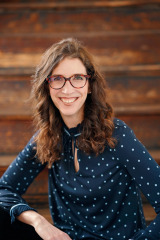 author headshot in an outdoor enviornment in washington dc by arielle lewis studios photography