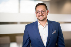 executive-corporate-smiling-male-headshot-lifestyle-photographer